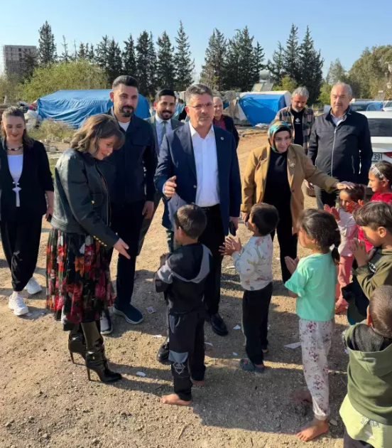 80 minlik çəkməsi ilə ayaqyalın uşaqları ziyarət etdi - FOTO